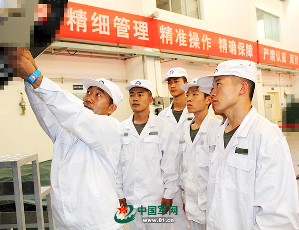 火箭军举行授衔仪式 51名 兵王 戴上士兵最高军