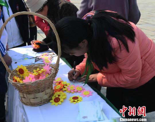 市民将对逝者的思念书写在时空卡片上。 张瑶 摄