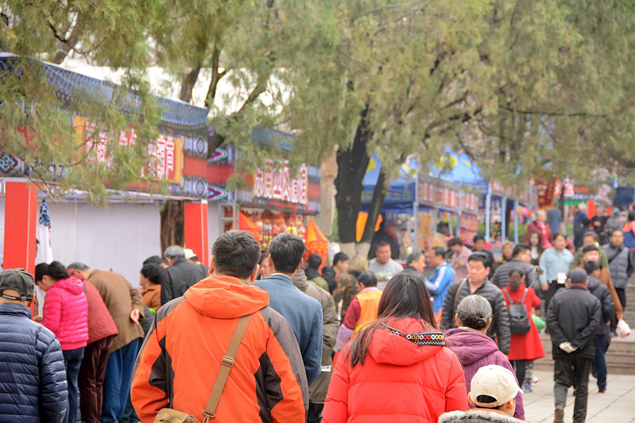 上海城隍庙春节庙会里拍照的人高清图片下载-正版图片500820593-摄图网