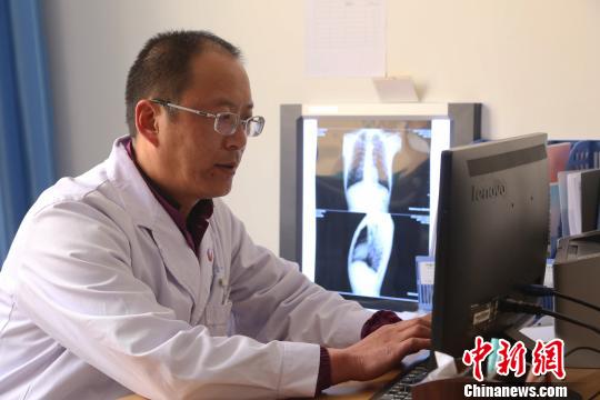 图为正在工作的刘生军。 张海雯 摄