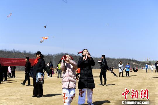 图为儿童放风筝 。 高庆国 摄