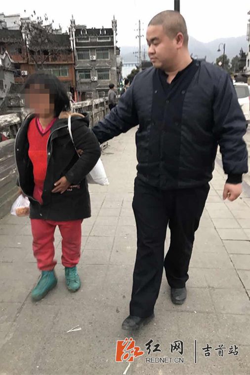 民警将轻生女子带离吊桥