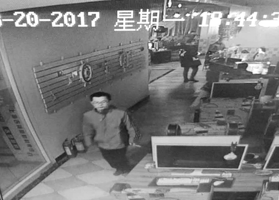3月20日晚，在长沙某网吧拍到的常迎佳。视频截图