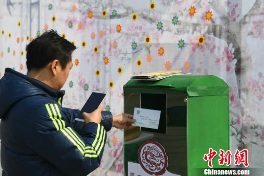 市民将对逝者的思念书写在时空卡片上,投放到时空邮箱。 张瑶 摄
