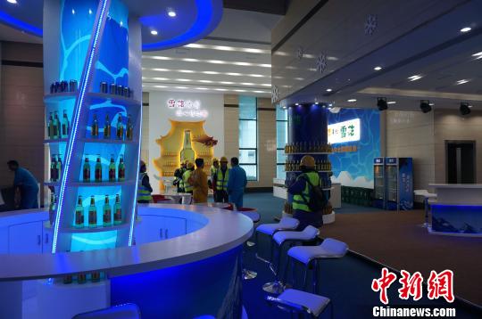 图为华润雪花啤酒厂酒吧可接待游客。 赵琳露 摄