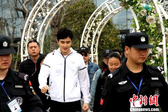 图为扬州马可波罗花世界开园,“东华帝君”高伟光现身捧场。 崔佳明 摄