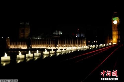 当地时间2017年3月23日,伦敦威斯敏斯特大桥点亮烛光,悼念恐袭事件遇难者。