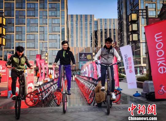 年轻人“炫技”展示骑行的魅力。
