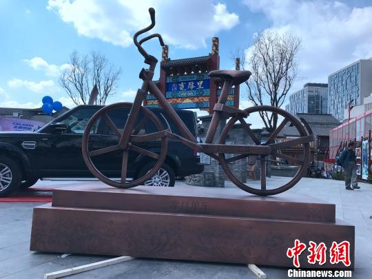 全国首个“摩拜单车”雕塑在济南宽厚里落成。