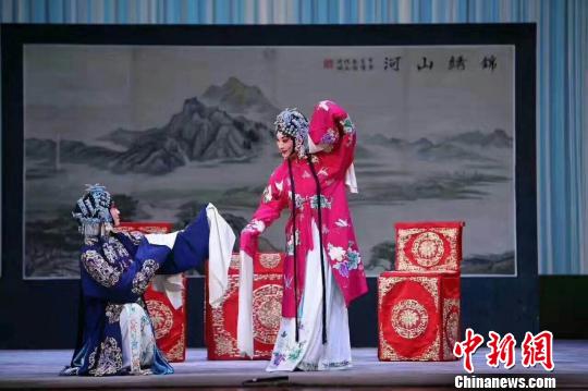 著名京剧程派青衣李海燕在表演中。 活动方提供 摄