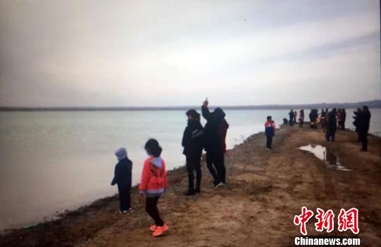 对于敦煌这座常年与黄沙相伴的戈壁城市而言,这一罕见景象连日来吸引不少民众去“看海”。 孙志军 摄