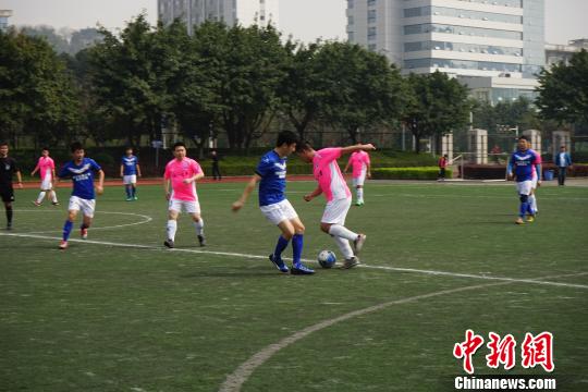 重庆举办校友足球联赛 后大学时代绿茵场受追