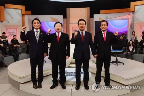 资料图片:3月26日,在首尔,执政的自由韩国党举行初选电视辩论,右一为党内选情一马当先的洪准杓。(图片来源:韩联社)