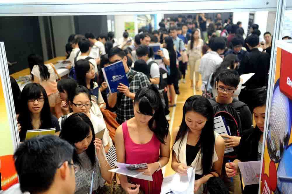 香港劳工收入持续改善 去年12月平均工资率同