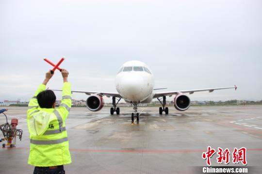 图为刚刚开通的惠州往返南京的航线平稳降落惠州机场 杨振达 摄