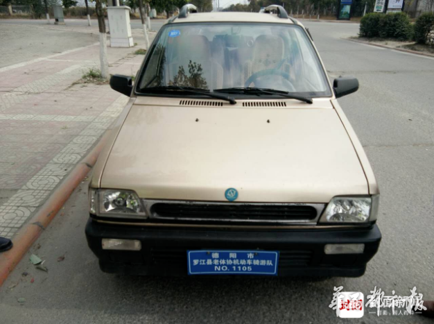 轿车改装成老年代步车上路 发动机噪音漏了馅