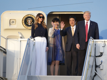 资料图:安倍夫妇(中)