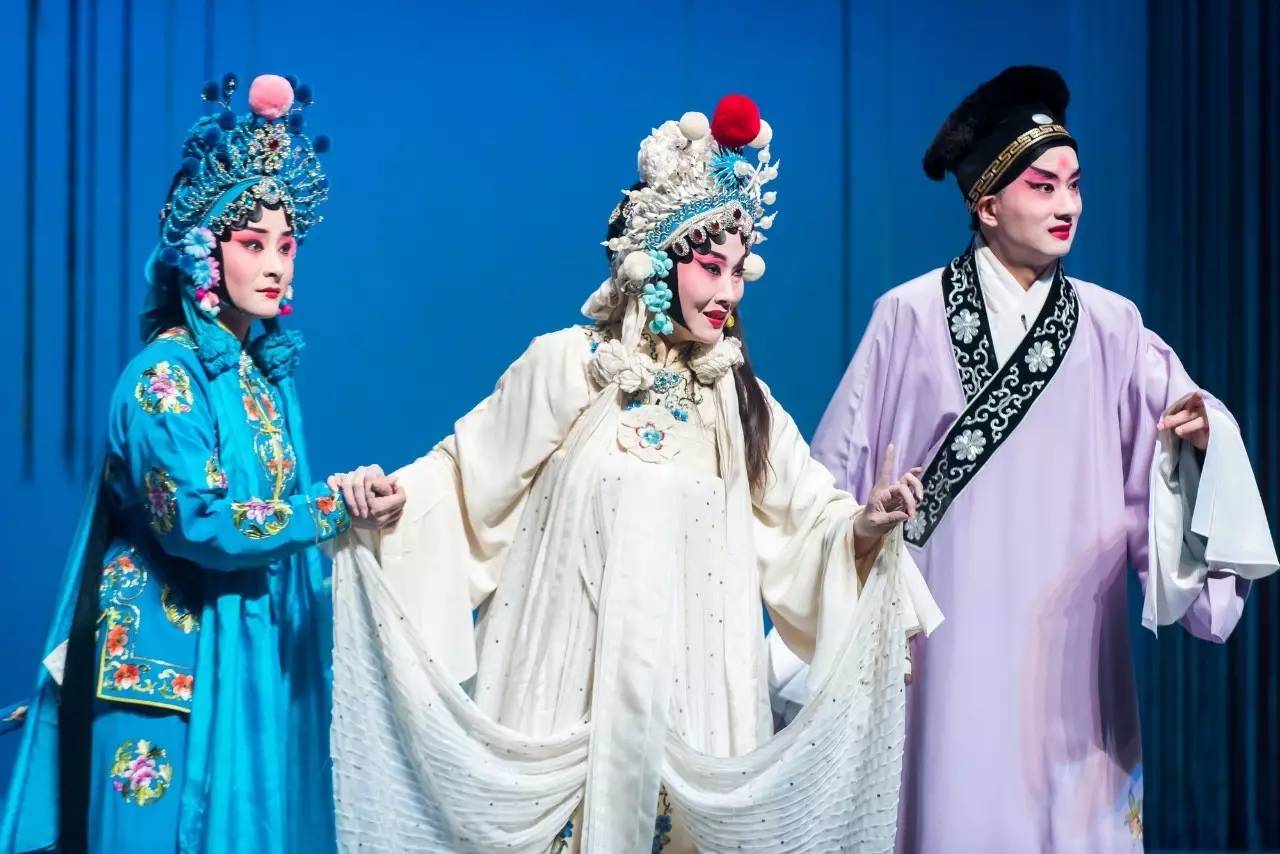 诗：七律`观张慧芳《白蛇传》忆起年画许仙借伞