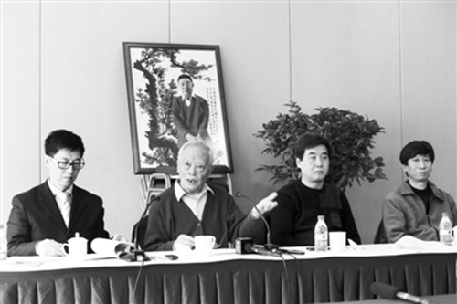  2013年3月，季羡林之子季承（左二）在媒体通气会上。浦峰 摄 图片来源：新京报