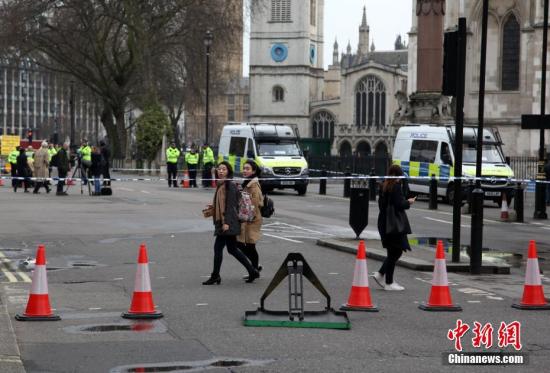 当地时间3月23日上午，英国议会大厦周边仍处于封锁状态，警察在附近街道拉上警戒线，不允许车辆、行人进入。3月22日，英国议会大厦外发生恐怖袭击事件，造成5人死亡、40余人受伤。 中新社记者 周兆军 摄