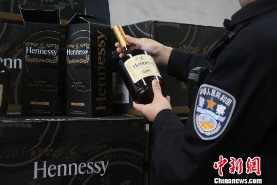 图为民警对查获的涉嫌走私洋酒进行检查。　王淑艳　摄