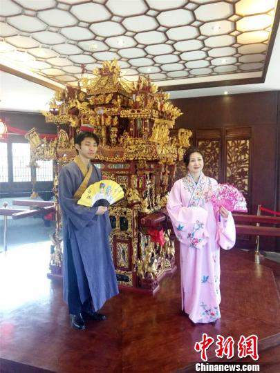 图为青井聪子和伊藤健康穿上戏服演绎“梁祝之恋” 朱军备 摄