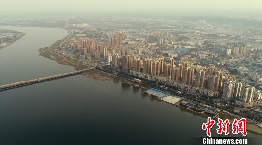 涪江边高楼林立。 刘忠俊 摄
