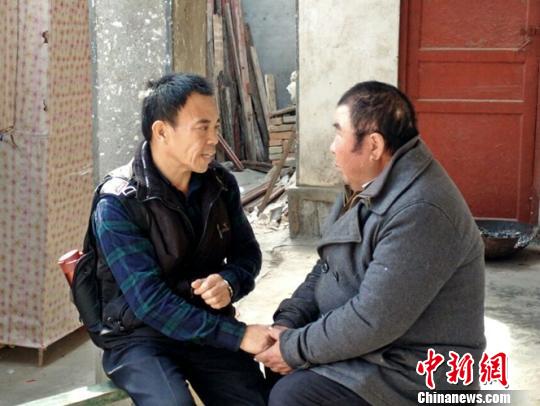 王思敏紧紧拉住刘德文的手,感谢王家的大恩人。 朱志庚 摄