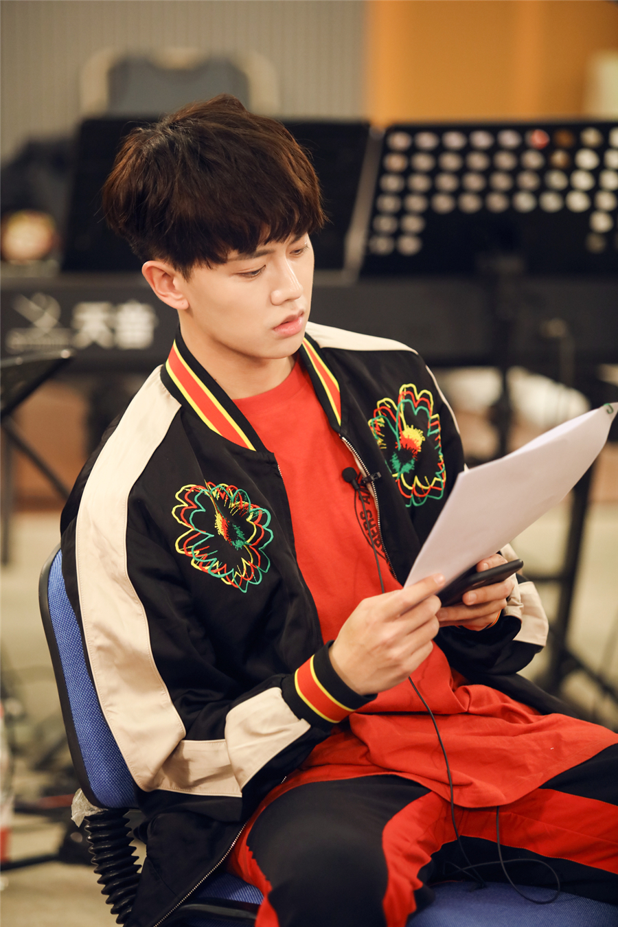 嘉伦携手《跨界歌王》初露锋芒 小试《荣耀》