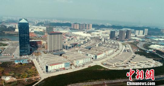 遂宁中国西部现代物流港打造现代电子商务与物流联动示范园区,正加速建设千亿物流园区。 刘忠俊 摄