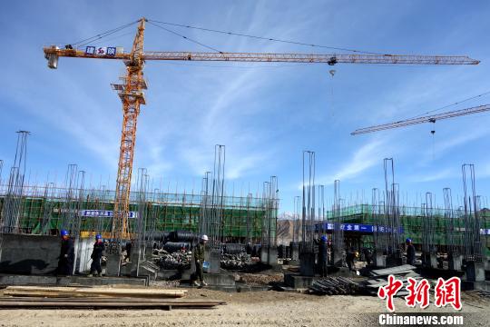 图为德令哈市某企业复工现场。 孙睿 摄