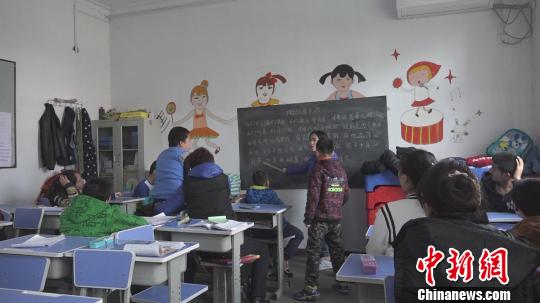 山西一家民办自闭症康复机构因邻居反感,7年搬家4次。图为自闭症孩子正在上音乐课。 张怡 摄