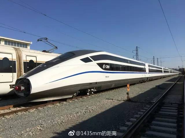 3月27日,由中国中车四方股份公司研制的我国首列纵向卧铺动车组crh2e