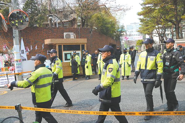 韩国警方27日在朴槿惠私宅外加强警卫。