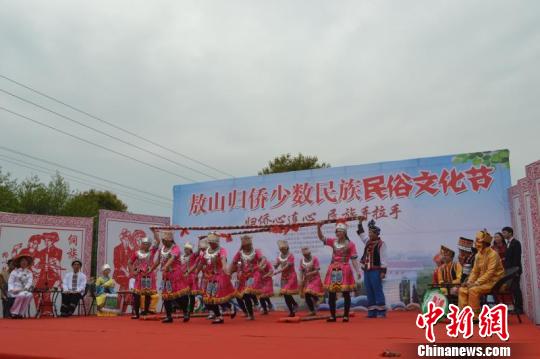 壮族竹竿舞属于“重头戏”。舞时,两边各蹲2人,每个人双手平握竹竿末端,按音乐节拍平行叩击、开合竹竿。 吴鹏泉 摄