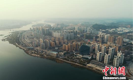 空中俯瞰涪江边的遂宁新城。 刘忠俊 摄