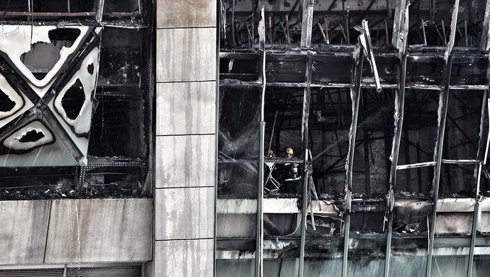 虹口足球场今晨8时16分起火,9时10分熄灭,火灾