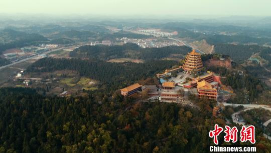 灵泉寺始建于隋朝开皇初年,距今已有1400余年的悠久历史。北宋大诗人苏东坡曾题写一首名为“七泉”的诗用来赞美此水 “瞻观音慈悲面;看三眼井水变;观千年灵芝草;品观音圣水甜;赏千年古刹景”。 刘忠俊 摄
