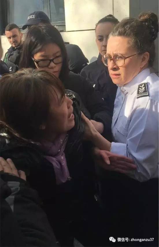 死者家属在19区警察局门口哭诉。    图片来源\海外网