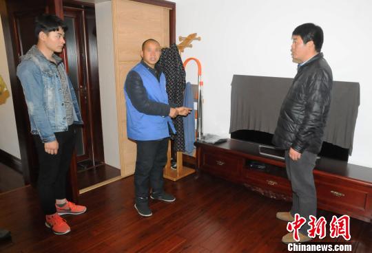 图为:夏某指认作案现场。 杭州市公安局西湖风景名胜区分局供图 摄