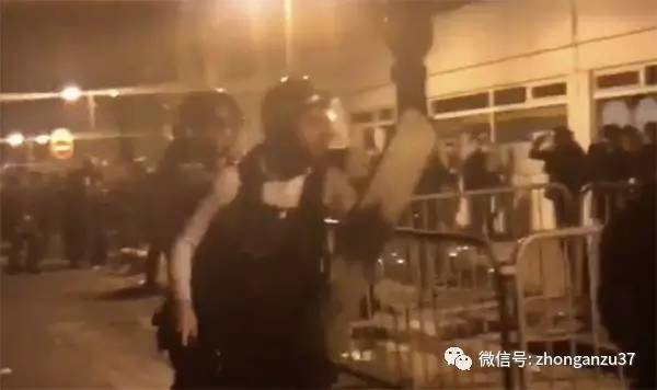 示威者与警方发生了冲突。图片来源\每日快报