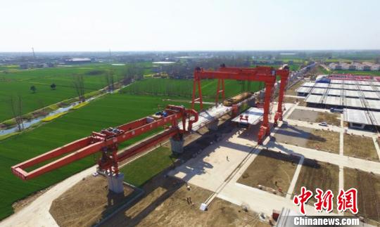 郑阜铁路安徽段首榀箱梁成功架设 阜阳终圆高