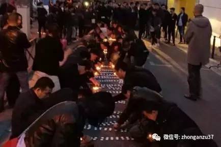 法国巴黎当地华人摆放蜡烛为死去同胞祈福。 