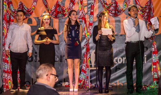 丝绸之路新疆歌舞唱响罗马 留学生演主角|新疆