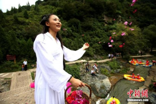 资料图:七夕节网友装扮花千骨,其受欢迎程度可见一斑。王中举 摄