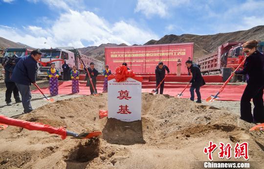 图为28日,《金城公主》室内历史舞台剧在拉萨西藏文化旅游创意园区奠基。 何蓬磊 摄