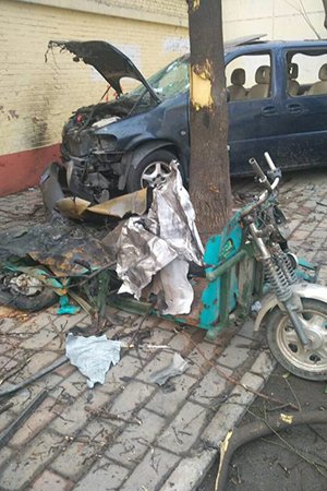 窗外三轮车爆炸 女孩窗旁睡觉受伤