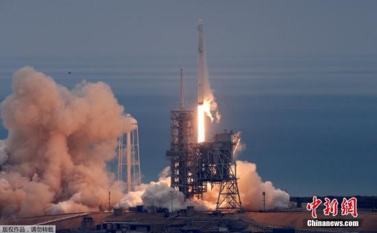 在经历去年9月的爆炸事故后,美国太空探索技术公司2月19日重启“太空物流”,从人类首次登月发射台成功发射“猎鹰9”火箭,将“龙”货运飞船送往国际空间站,并又一次实现“猎鹰9”火箭第一级陆地回收。