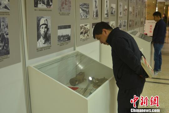 3月29日,安徽抗战十四年历史及文物展在安徽省图书馆举办。 郝嘉奇 摄