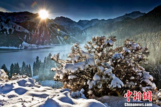 天山天池景区的冬天。 甄梅 摄